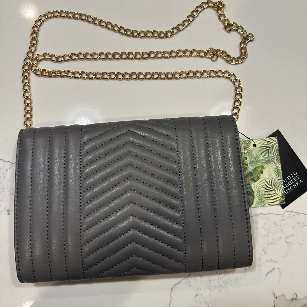 Badgley Mischka V Quilted Gray Crossbody Bag - Picture 4 of 9